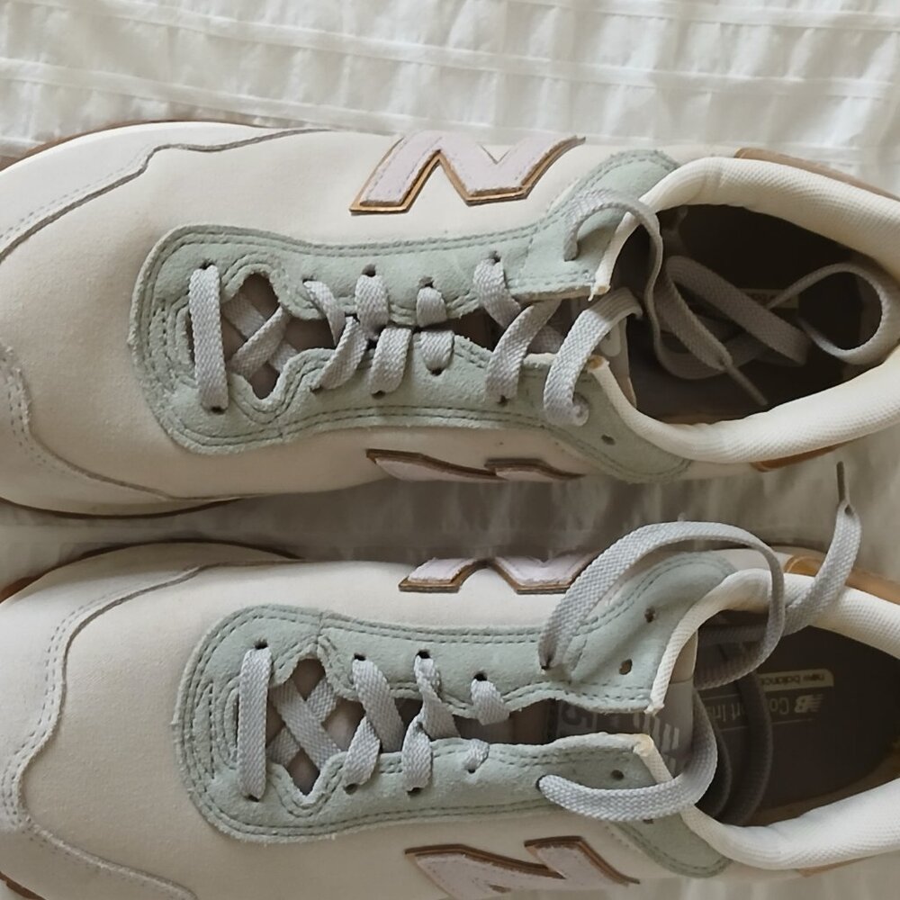 New Balance 574 Women's sneakers size 11 lavender color. like new 1 minor scuff - Picture 3 of 5